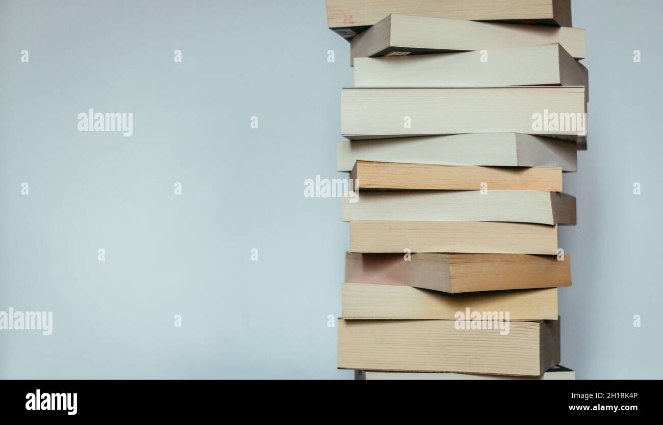 Pile de livres avant arrière-plan gris Banque D'Images