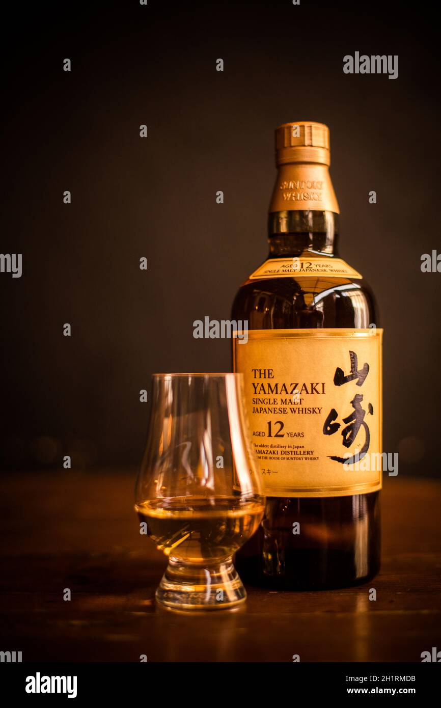 Bucarest, Roumanie - 25 février 2021 : illustration éditoriale d'une bouteille de whisky japonais de malt simple Yamazaki et d'un verre de whisky Glencairn Banque D'Images Bucarest, Roumanie - 25 février 2021 : illustration éditoriale d'une bouteille de whisky japonais de malt simple Yamazaki et d'un verre de whisky Glencairn Banque D'Images
