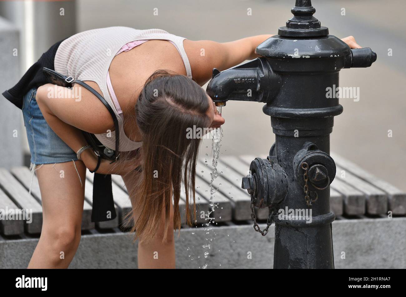 Abkühlung im Sommer mit Wasser aus einem Hydranten - refroidissement en été avec de l'eau provenant d'une fontaine Banque D'Images