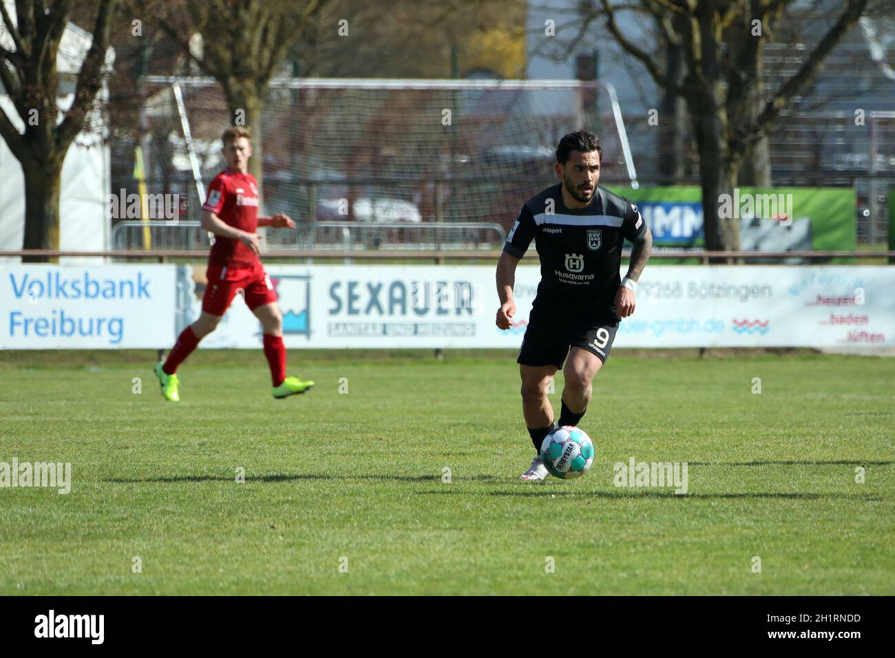 Burak Coban (SSV Ulm 1846) mit ball, im Spiel der Fussball-RL SW 20-21: 28.Sptg: Bahlinger SC - SSV Ulm Banque D'Images