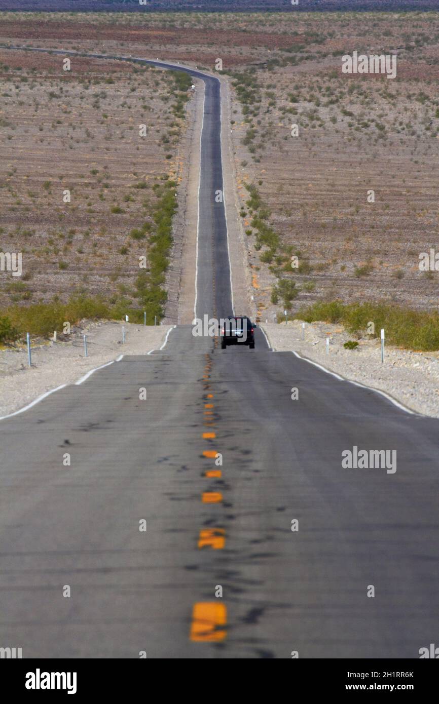 State route 190 à travers la Vallée de la mort près de Stovepipe Wells, vers Panamint Range, Parc national de la Vallée de la mort, désert de Mojave, Californie, Etats-Unis Banque D'Images