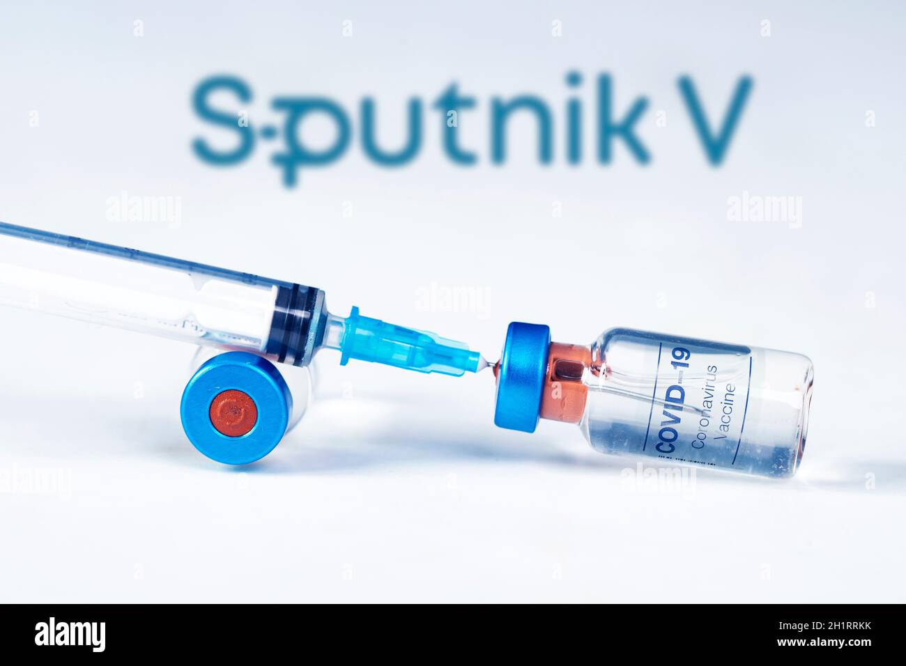 Cluj-Napoca, Roumanie - 15 mars 2021 : nouveau vaccin contre le coronavirus Spoutnik V concept, logo Spoutnik V flou en arrière-plan.Covid-19, 2019-nCov pande Banque D'Images