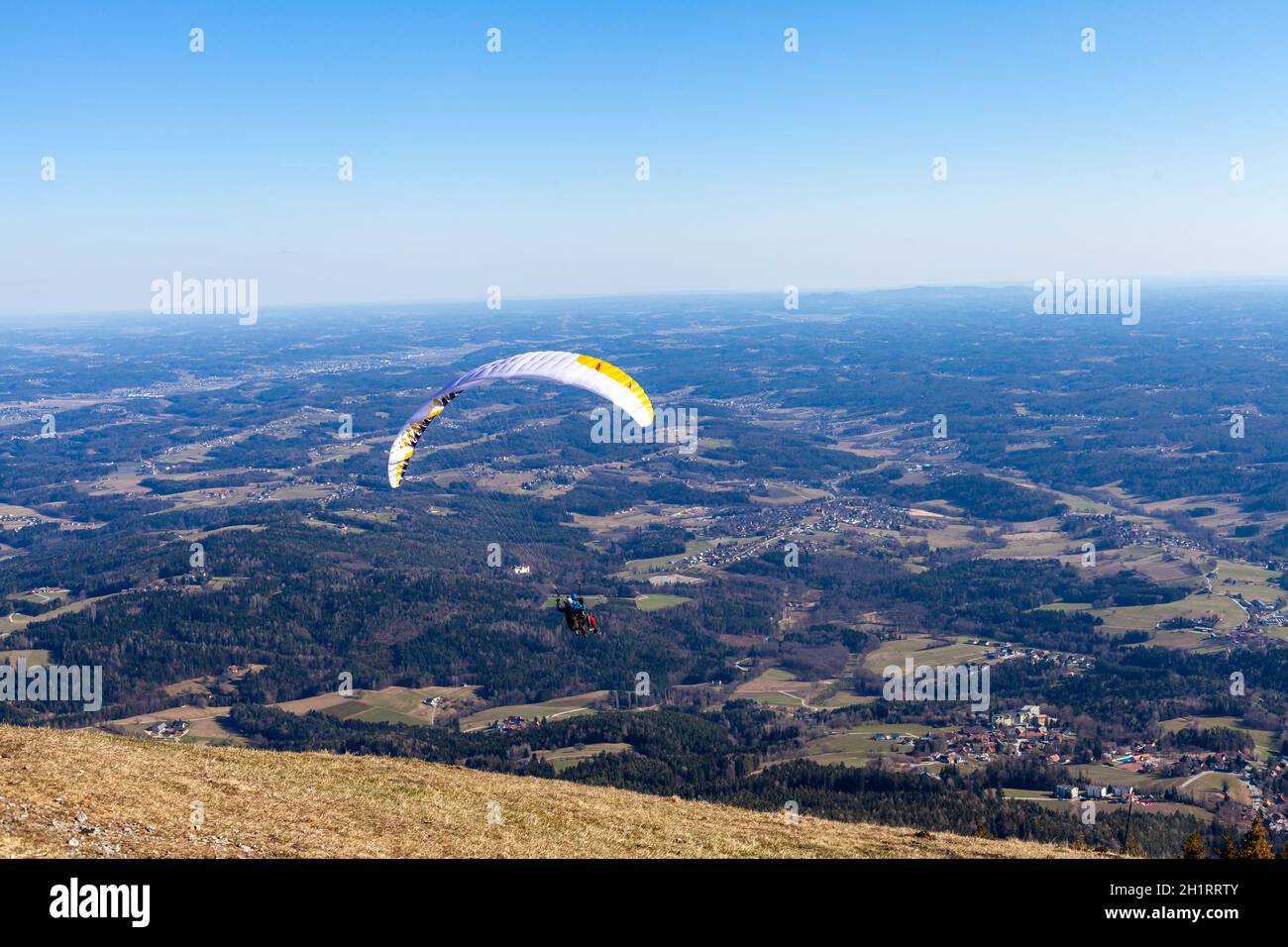 sports parapente sur un parachute au-dessus de la campagne. Banque D'Images