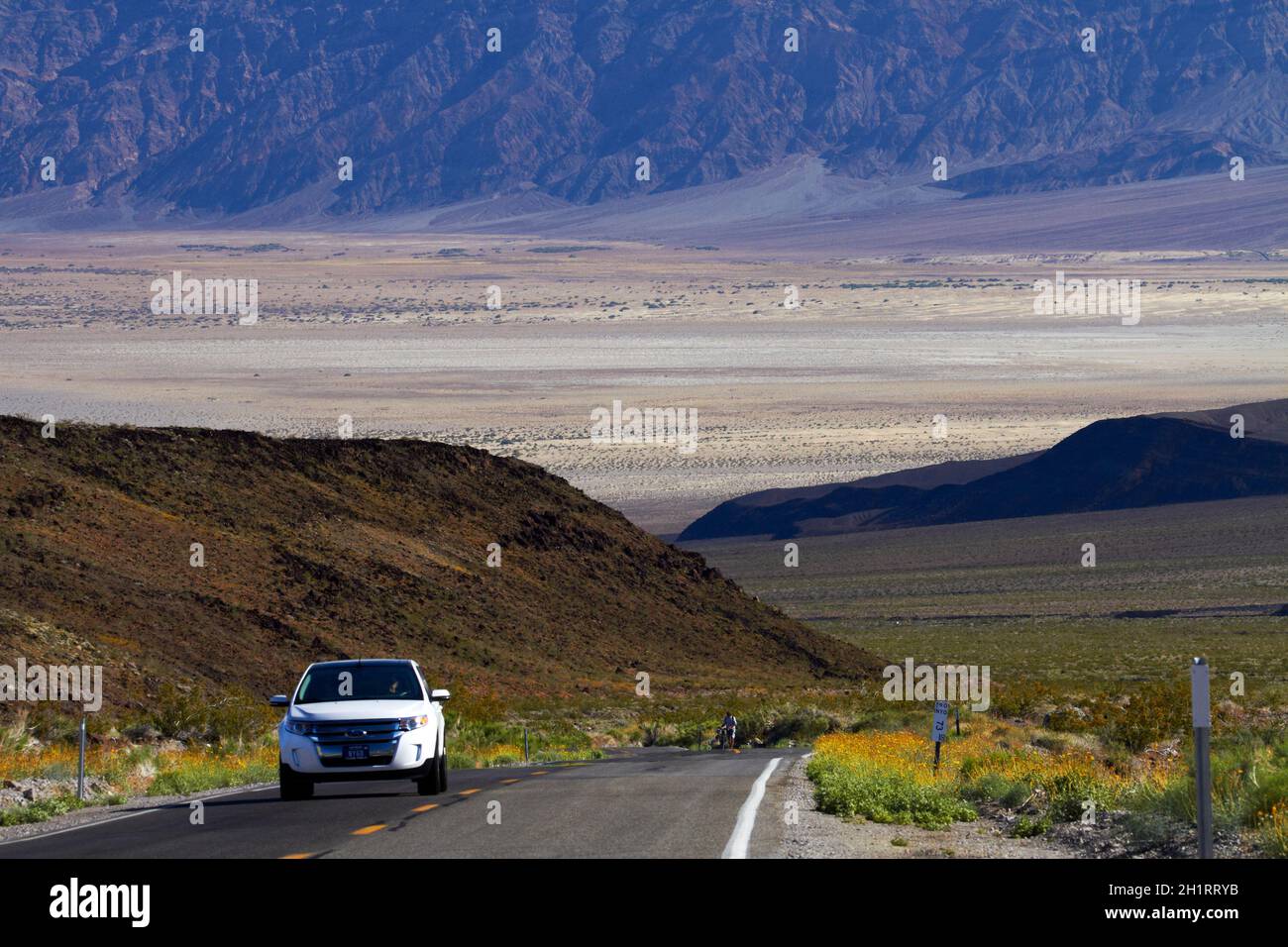 Véhicule sur la State route 190, parc national de la Vallée de la mort, chaîne de Panamint, désert de Mojave, Californie, États-Unis. Banque D'Images