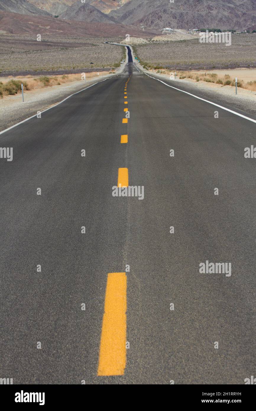 State route 190 à travers Panamint Valley, vers Panamint Springs, Death Valley National Park, Mojave Desert, Californie, États-Unis. Banque D'Images