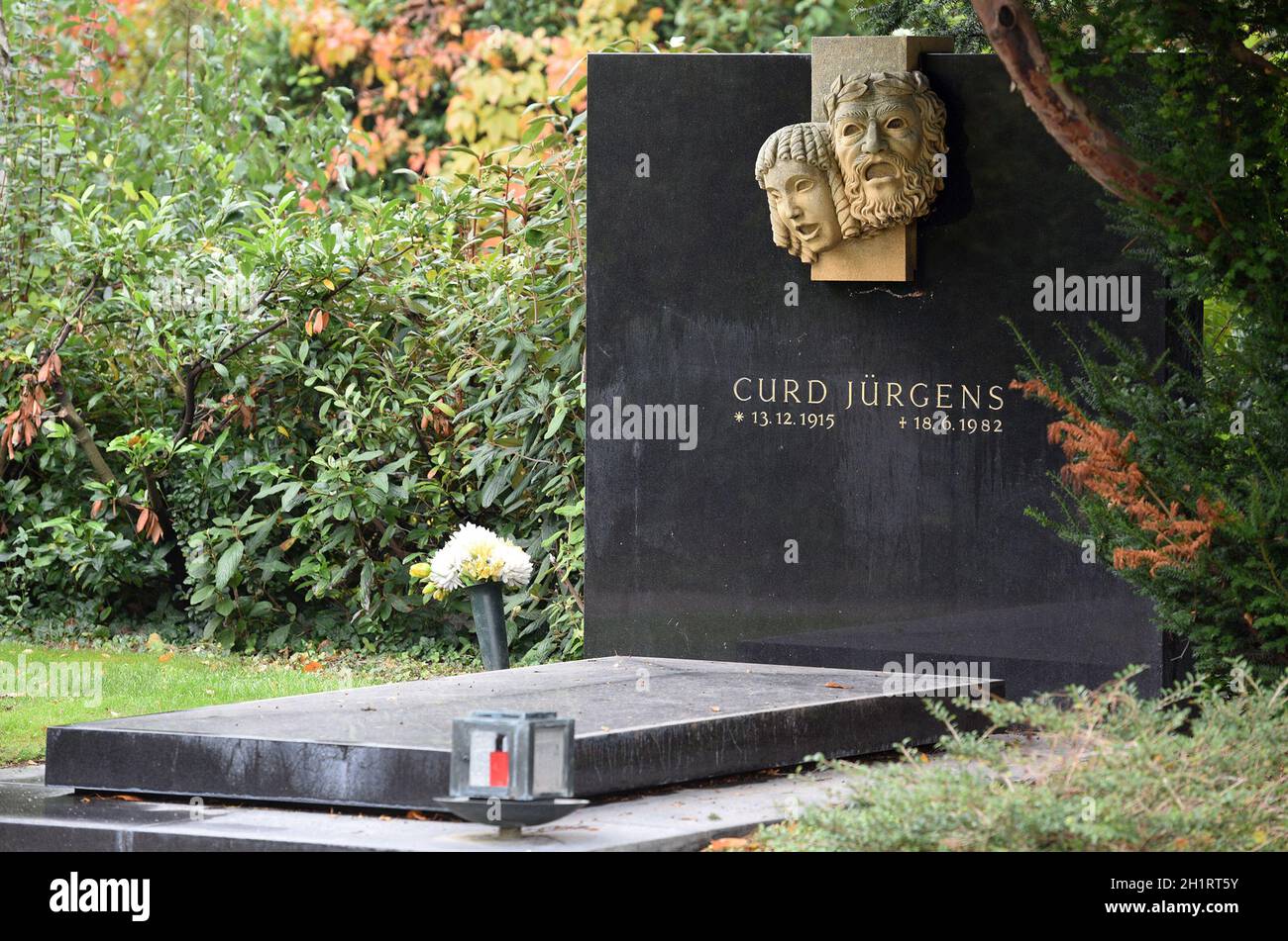Ehrengrab von Curd Jürgens auf dem Zentralfriedhof à Vienne - tombe honoraire du Curd Jürgens dans le cimetière central de Vienne Banque D'Images