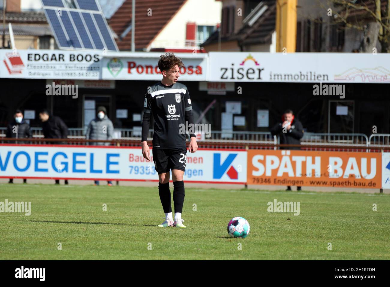 Jannik Rochelt (SSV Ulm 1846) beim Freistoss im Spiel der Fussball-RL SW 20-21: 28.Sptg: Bahlinger SC - SSV Ulm Banque D'Images