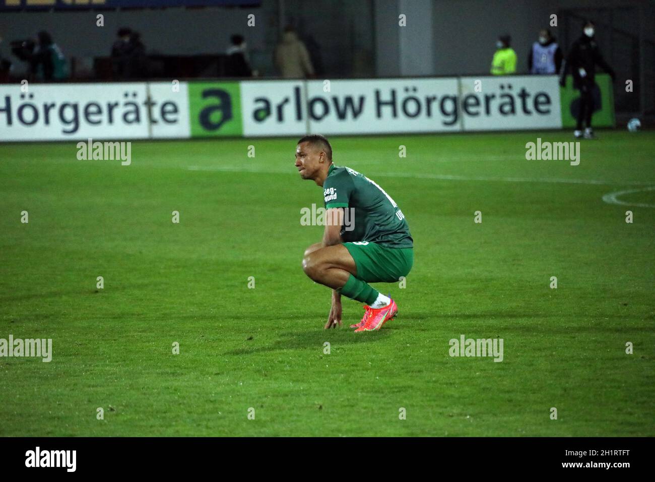 Felix Uduokhai (FC Augsburg) kauert nach der 0:2 Schlape in Freiburg enttäuscht auf dem Rasen 1.FBL: 20-21: 26.Sptg.SC Freiburg - FC Augsburg DF Banque D'Images