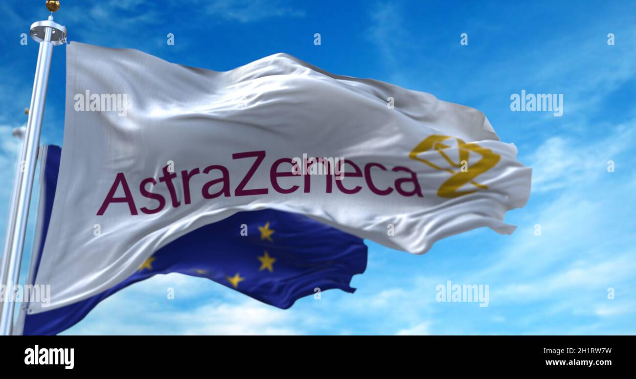 Rome, Italie, 28 janvier 2021 : drapeau blanc avec le logo AstraZeneca agitant dans le vent avec le drapeau européen en arrière-plan. Au début de 2021, il y a Banque D'Images