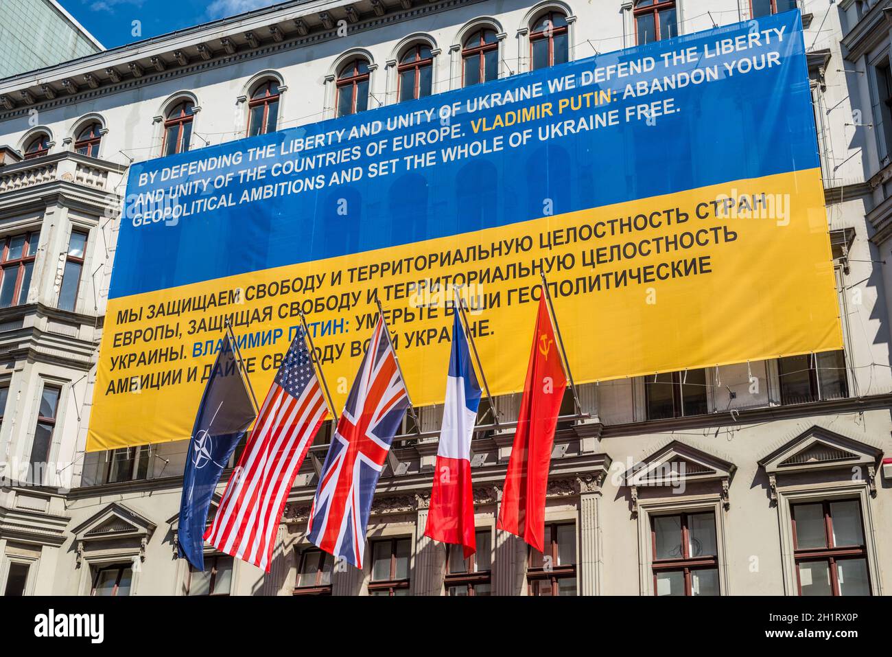 Berlin, Allemagne - le 28 mai 2017 : Pavillon de l'Ukraine, l'OTAN, les Etats-Unis, la Grande-Bretagne, la France, l'ex-URSS sur la paroi de l'Haus am Checkpoint Charlie museum un Banque D'Images