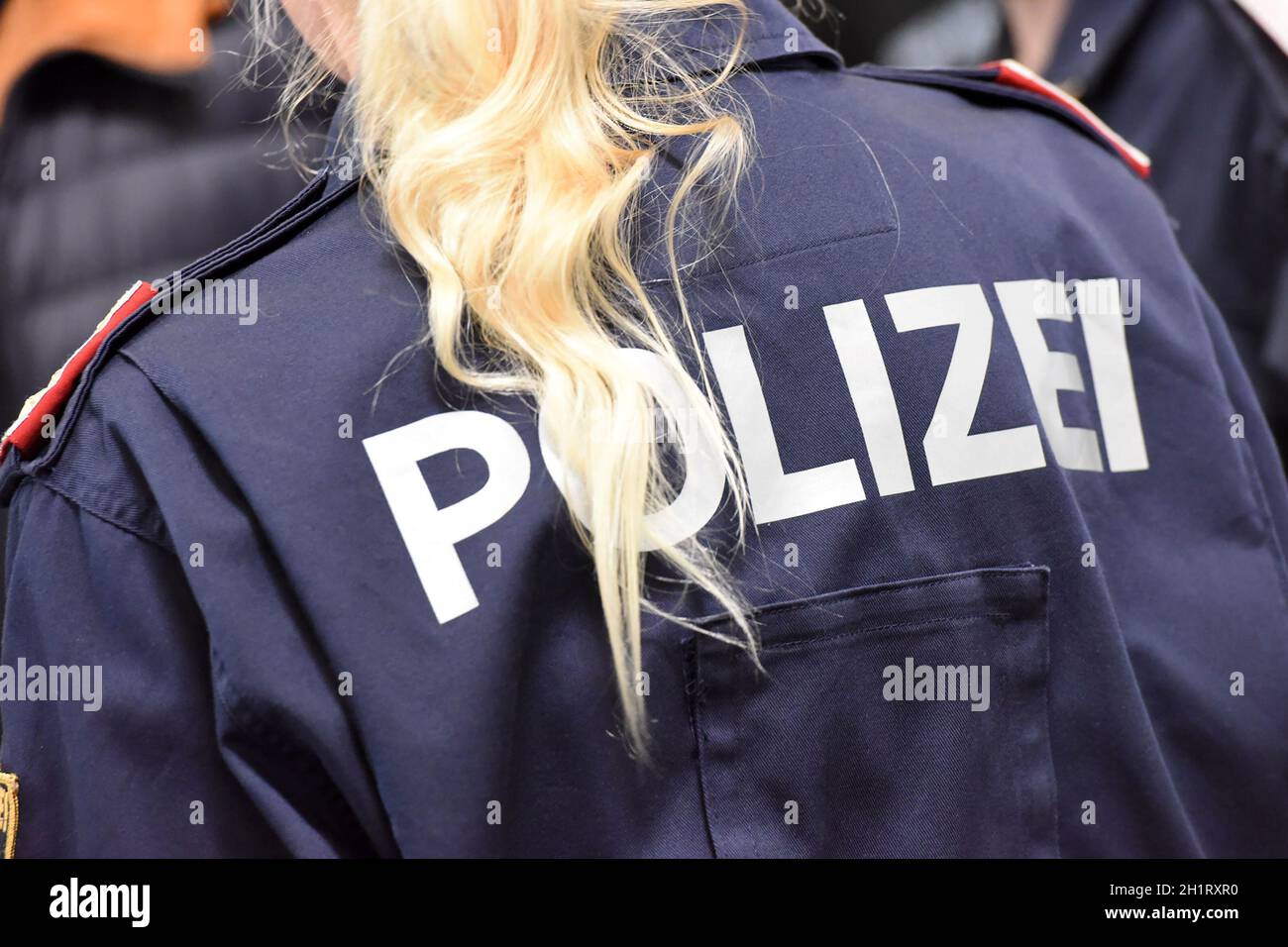 Polizistin von hinten à Österreich - femme officier de police de derrière  en Autriche Photo Stock - Alamy