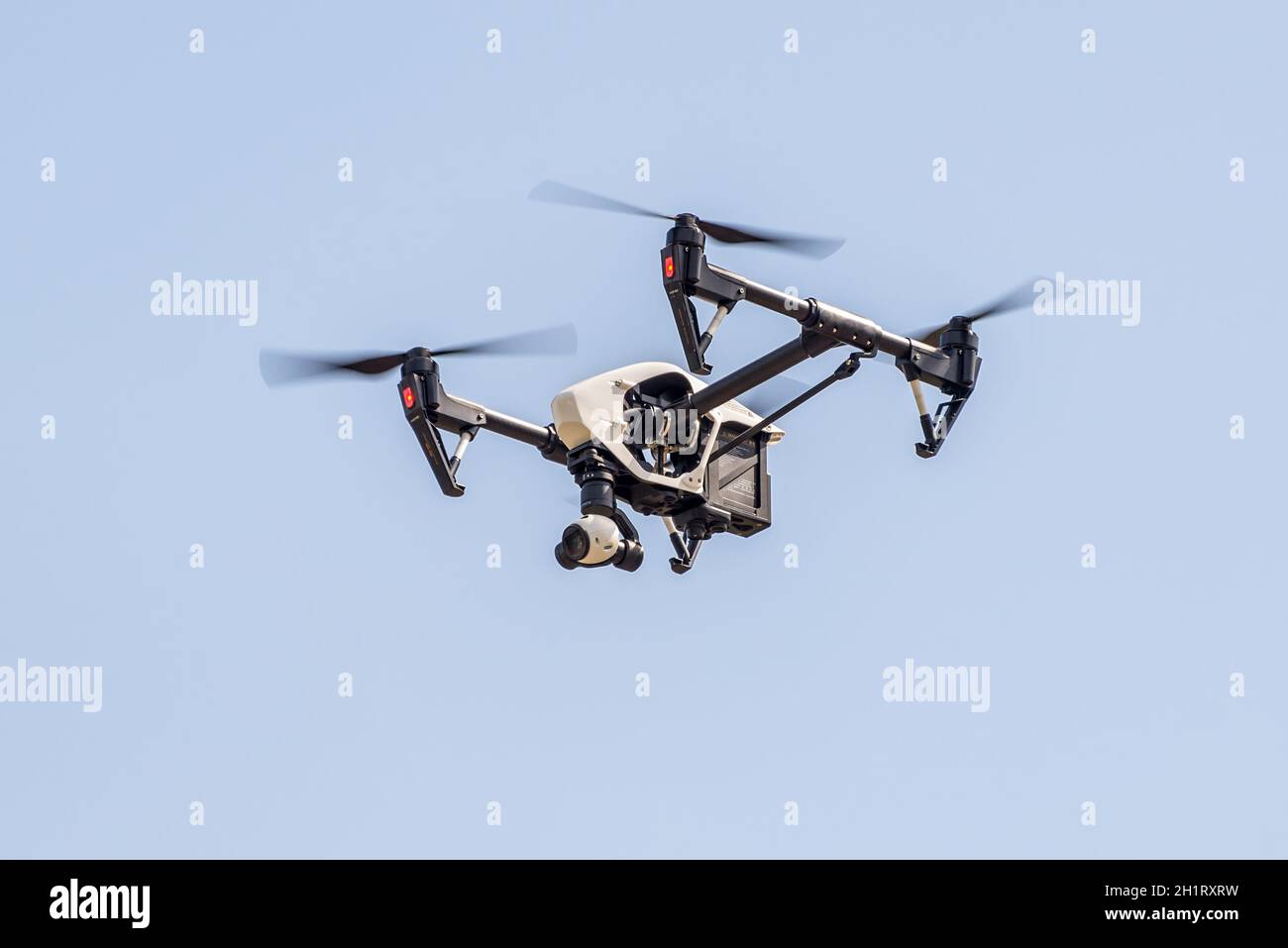 Kiev, Ukraine - le 29 avril 2017 : Drone Quadcopter / appareil photo  numérique haute résolution avec volant dans le ciel au cours du premier  drone Festival à Kiev, Ukra Photo Stock - Alamy