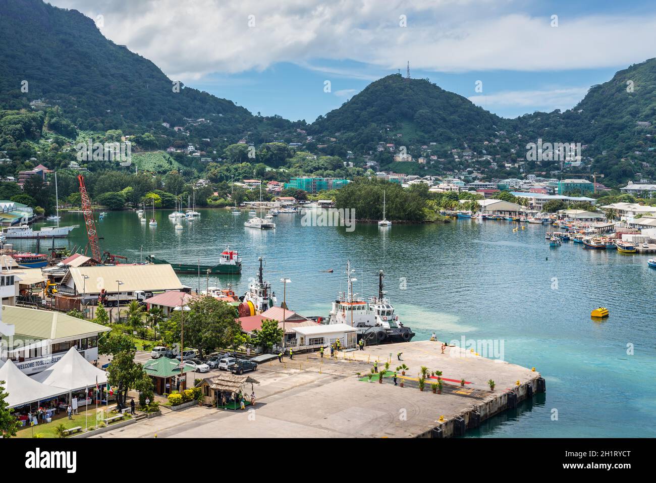Victoria, île de Mahé, Seychelles - 17 décembre 2015 : Jolie vue sur la ville et les bateaux dans le port de Victoria, île de Mahé, Seychelles, Banque D'Images