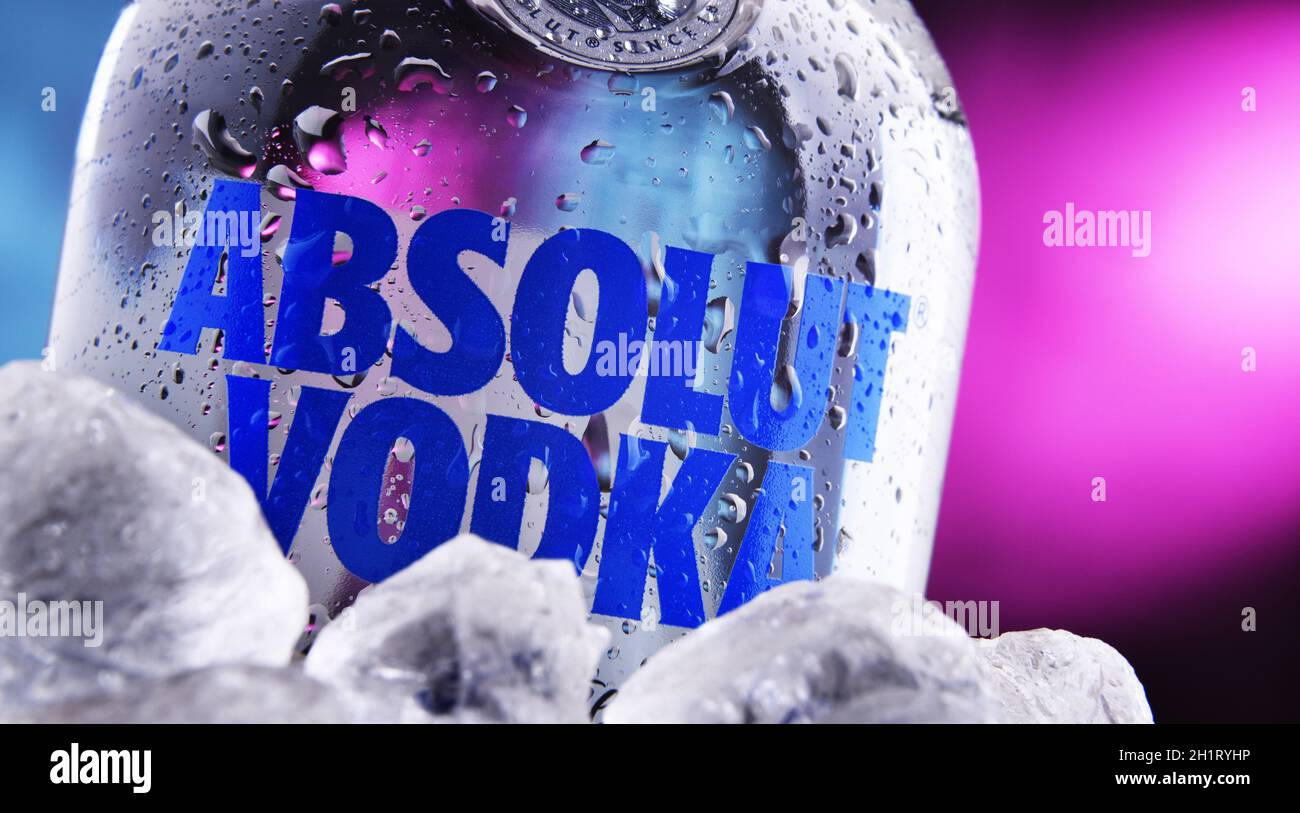 POZNAN, POL - 27 JANVIER 2021 : bouteille de Vodka Absolut, une marque de vodka produite en Suède. Appartenant au groupe français Pernod Ricard, il est l'un des plus grands Banque D'Images