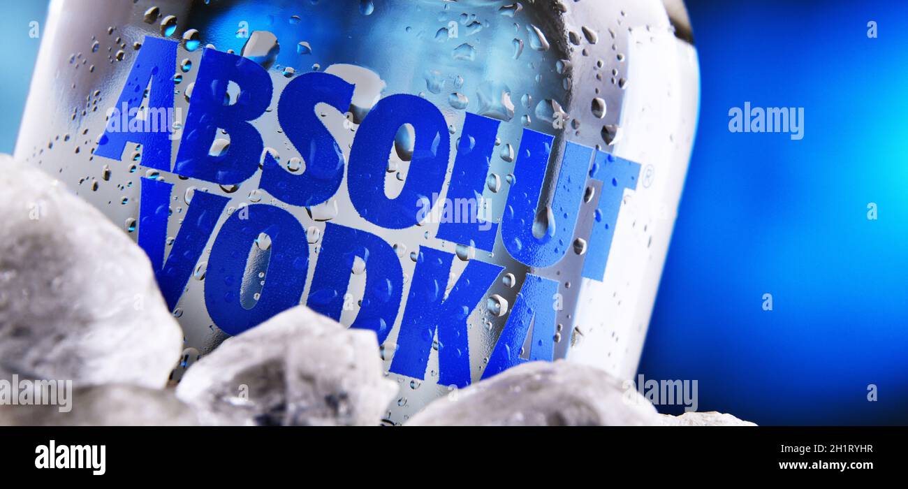 POZNAN, POL - 27 JANVIER 2021 : bouteille de Vodka Absolut, une marque de vodka produite en Suède. Appartenant au groupe français Pernod Ricard, il est l'un des plus grands Banque D'Images