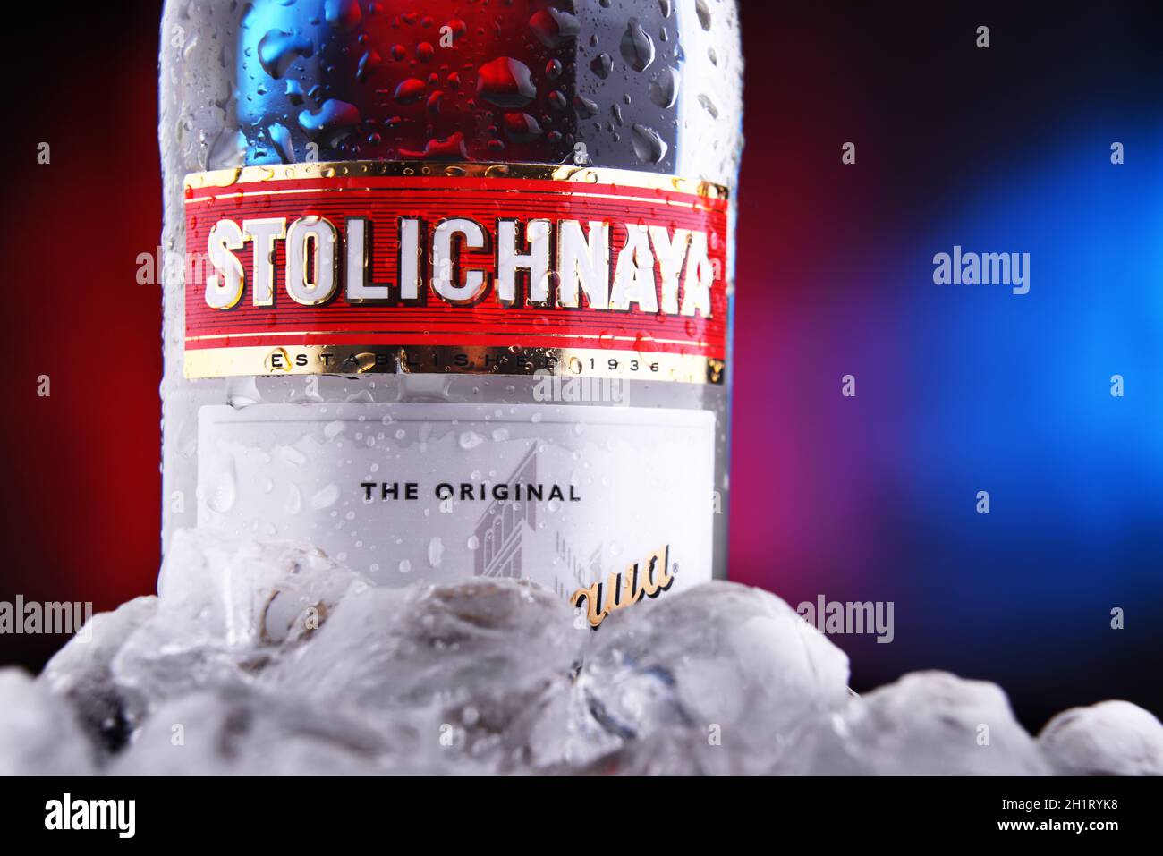 POZNAN, POL - 28 JANVIER 2021 : bouteille de Stolichnaya, marque populaire de vodka russe faite de blé et de grain de seigle Banque D'Images