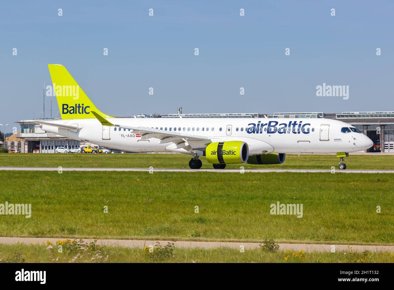 Stuttgart, Allemagne - 8 septembre 2021 : avion Air Baltic Airbus A220-300 à l'aéroport de Stuttgart (STR) en Allemagne. Banque D'Images