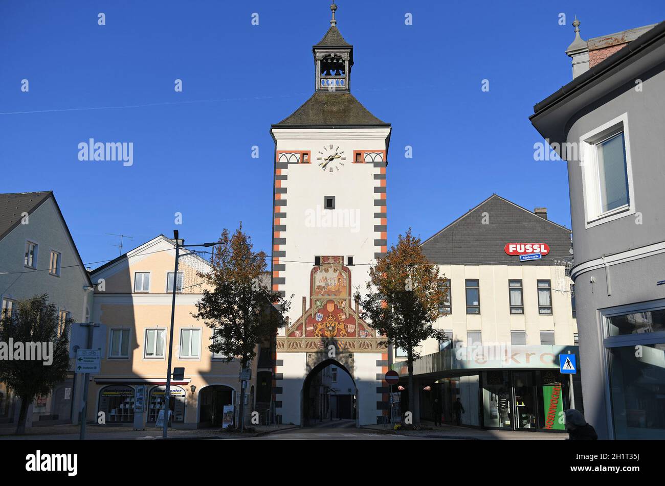 Der Stadtturm auf dem Stadtplatz in Vöcklabruck, Österreich, Europa - la tour de la ville sur la place de Voecklabruck, Autriche, Europe Banque D'Images