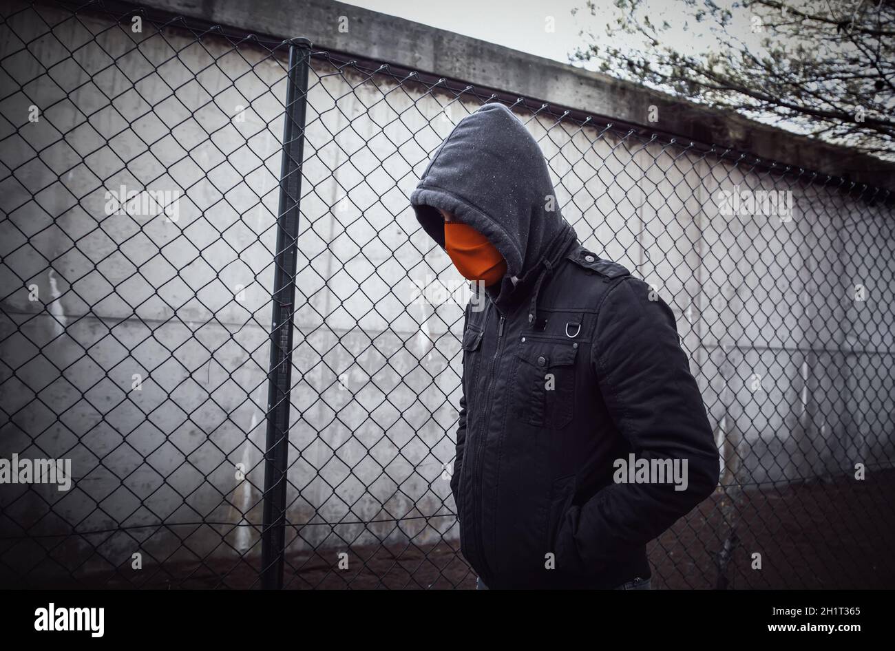 Jeune gang de rue avec masque dans le parc, problème social Banque D'Images