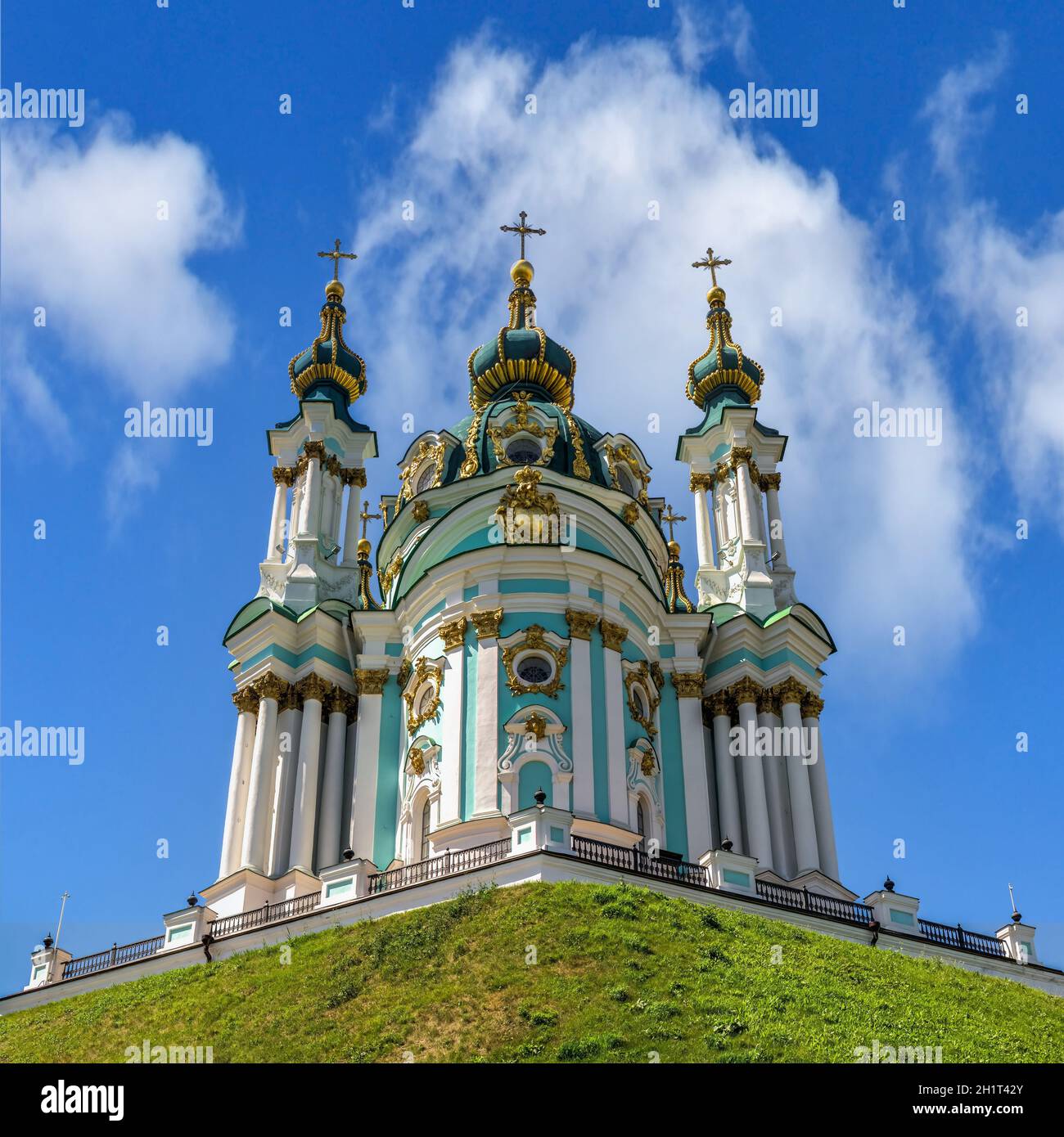 Kiev, Ukraine 07.11.2020. L'église Saint-André et la descente Andriyivskyy à Kiev, en Ukraine, un jour d'été ensoleillé Banque D'Images