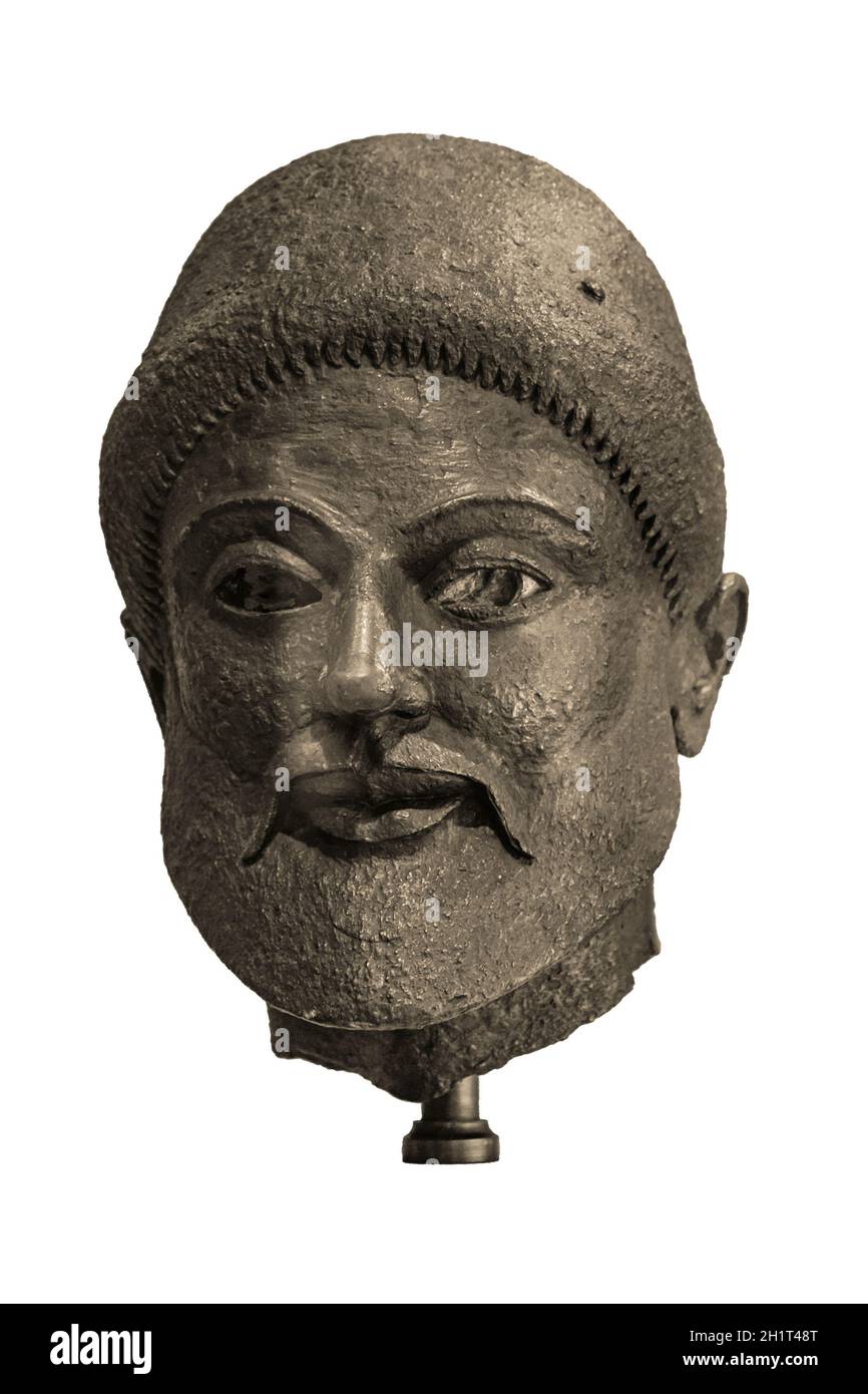 Vue de face ancienne sculpture à la tête grecque isolée sur fond blanc Banque D'Images