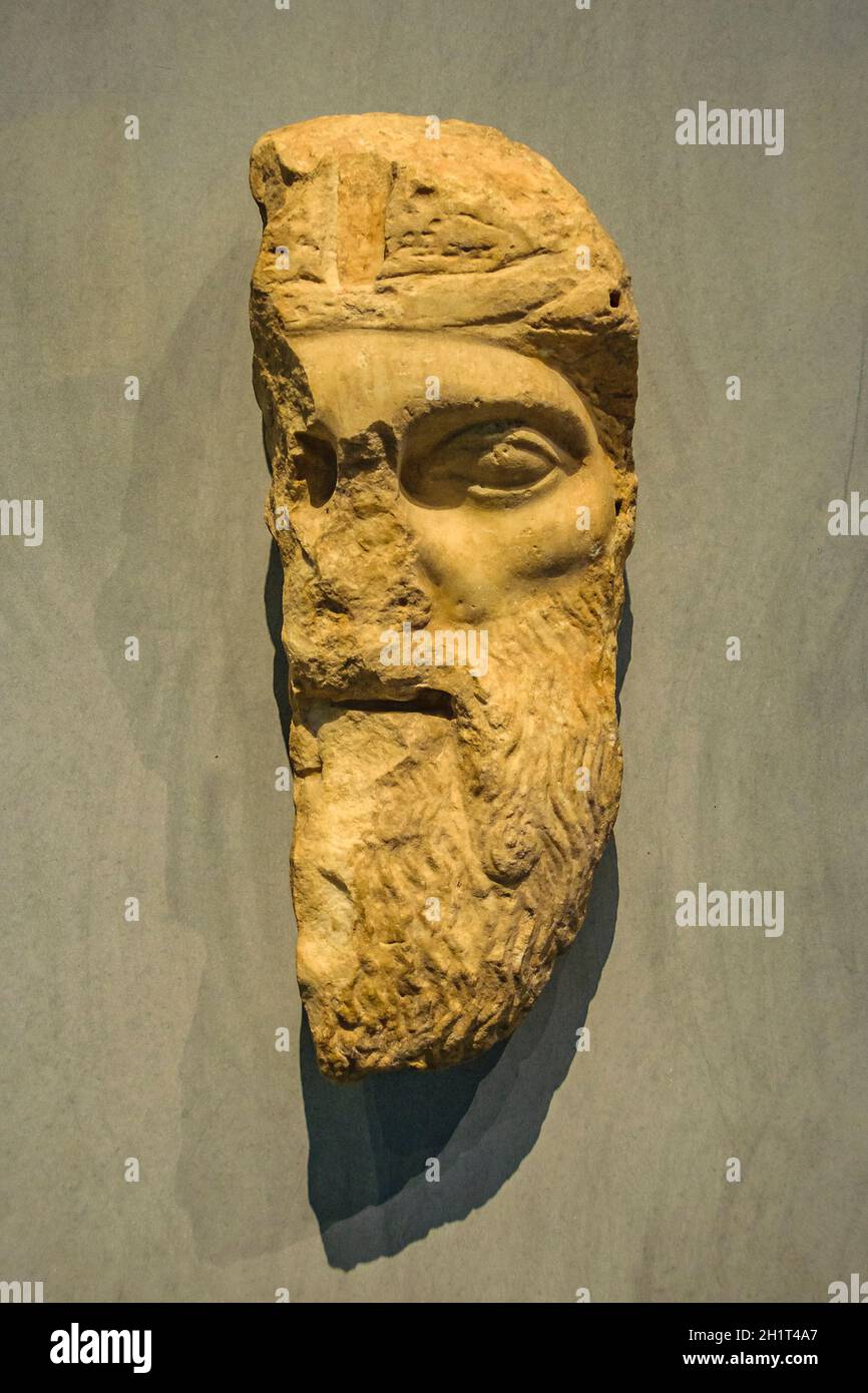 Vue de face ancienne tête de sculpture grecque, ville d'athènes, grèce Banque D'Images