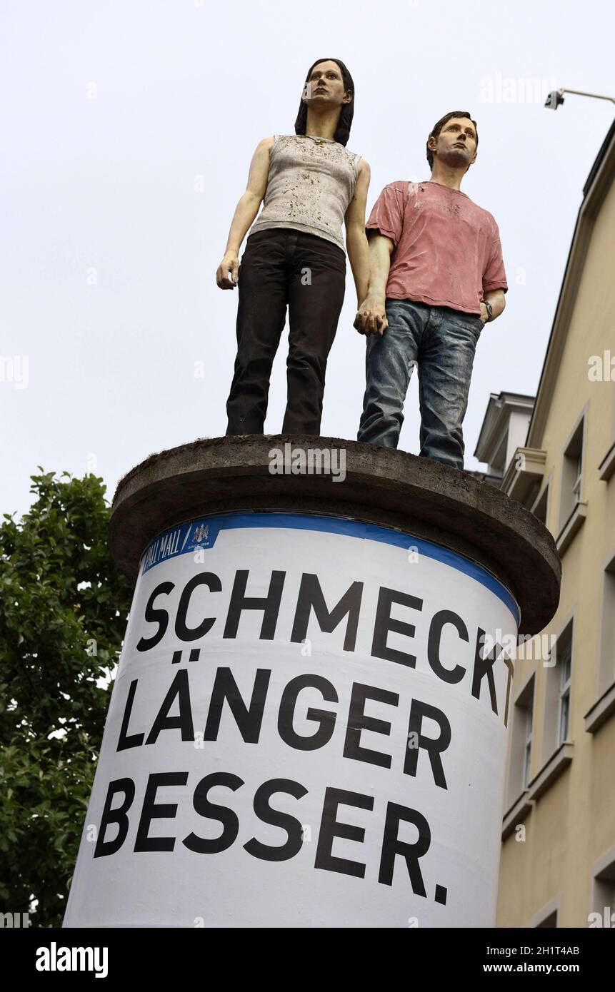 Säulenheilige auf Litfaßsäulen des Künstlers Christoph Pöggeler in Düsseldorf, Deutschland, Europa - colonnes saints sur les piliers publicitaires de l'artis Banque D'Images