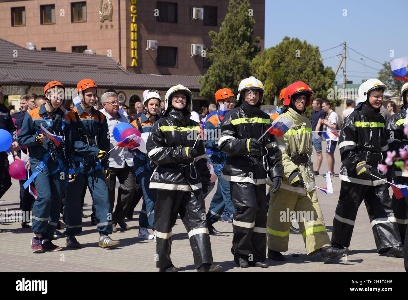 Kiev-sur-Kuban, Russie - Mai 1, 2018 : un cortège d'étudiants de les services de secours et les pompiers. Célébrer le premier mai, jour de sp Banque D'Images