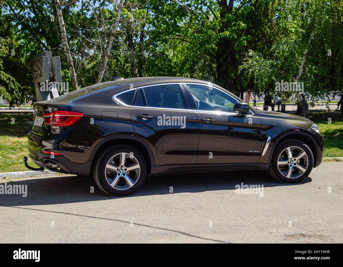 Slavyansk-on-Kuban, Russie - 1er mai 2017 : la BMW X6 noire est garée dans le parc.Une voiture de sport haut de gamme. Banque D'Images