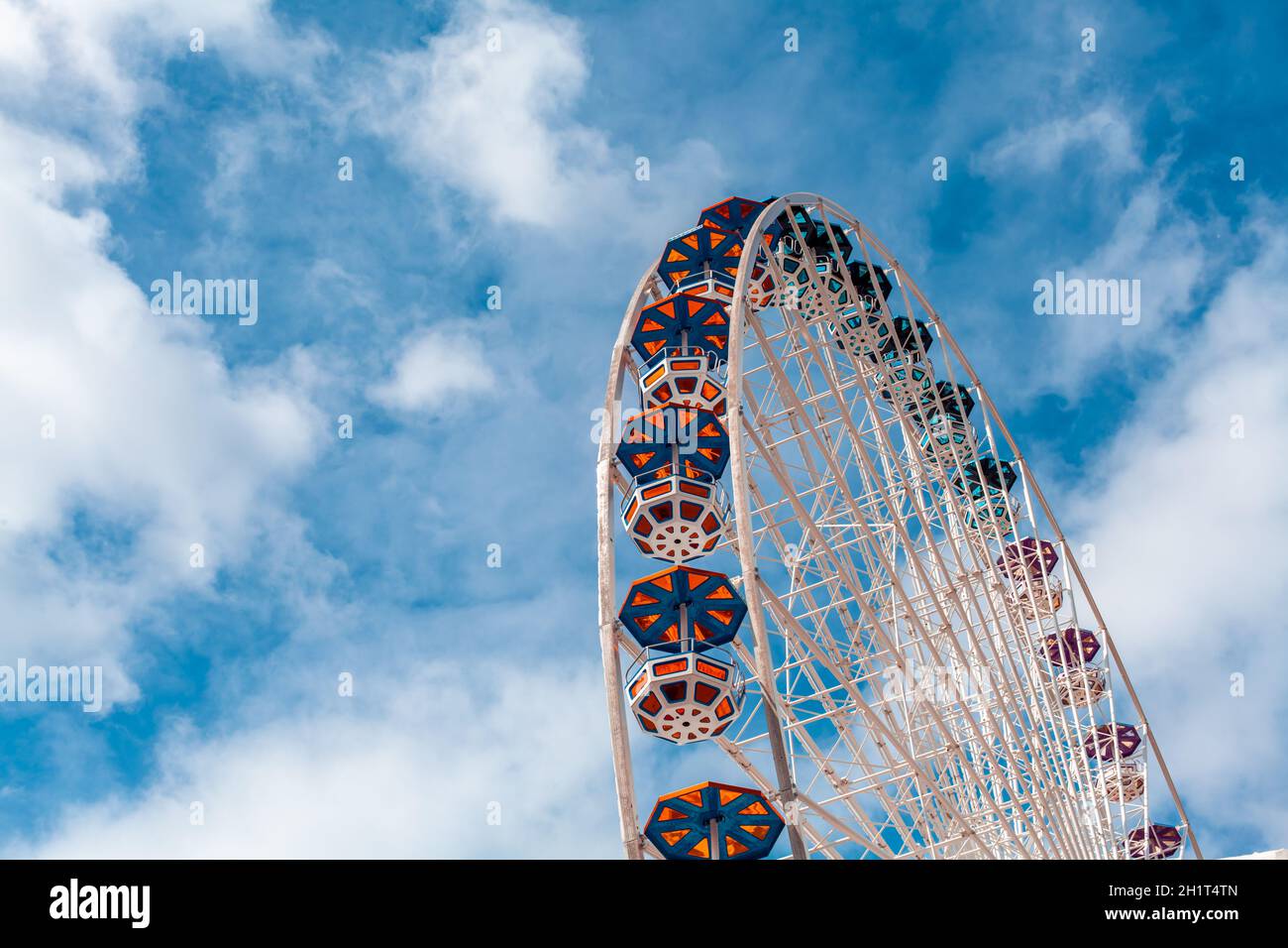 Grande roue dans un parc d'attractions. Banque D'Images