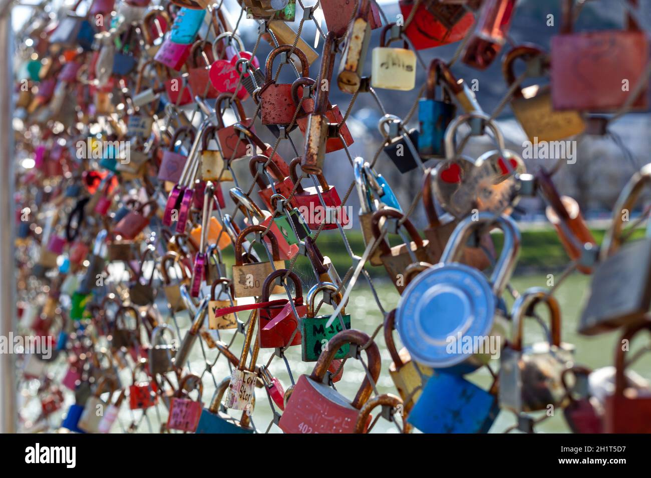 Salzbourg - 4 avril 2021 : écluses sur le pont, tradition de mariage. Banque D'Images