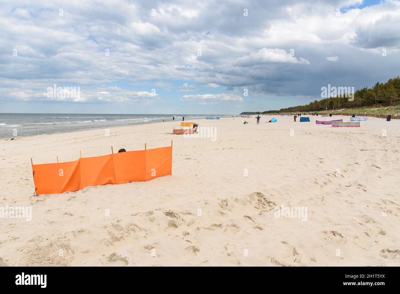 Brise-vent sur la plage de sable de la mer Baltique en Pologne Banque D'Images
