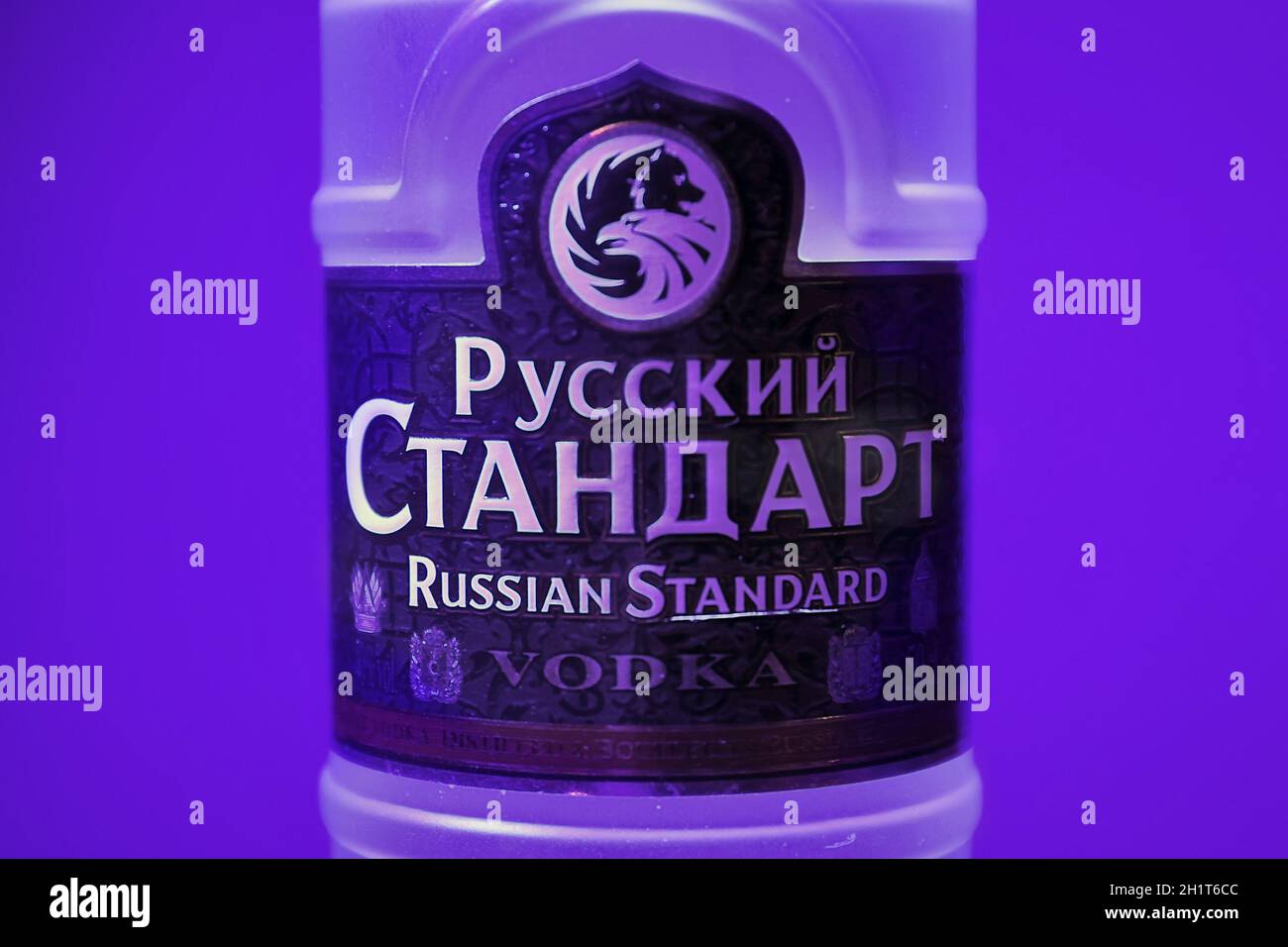 Budapest, Hongrie - Circa 2021: Vodka russe standard dans les lumières  clignotantes colorées d'un bar Photo Stock - Alamy