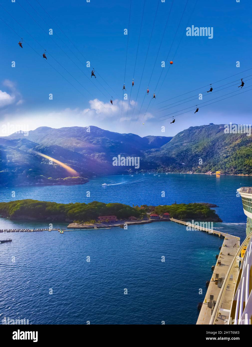 Les personnes qui volent en tyrolienne dans les caraïbes sur l'île de Labadee à Haïti.La vue arial de la descente du navire de croisière abstrait à la caraïbe Haïti à m ensoleillé Banque D'Images