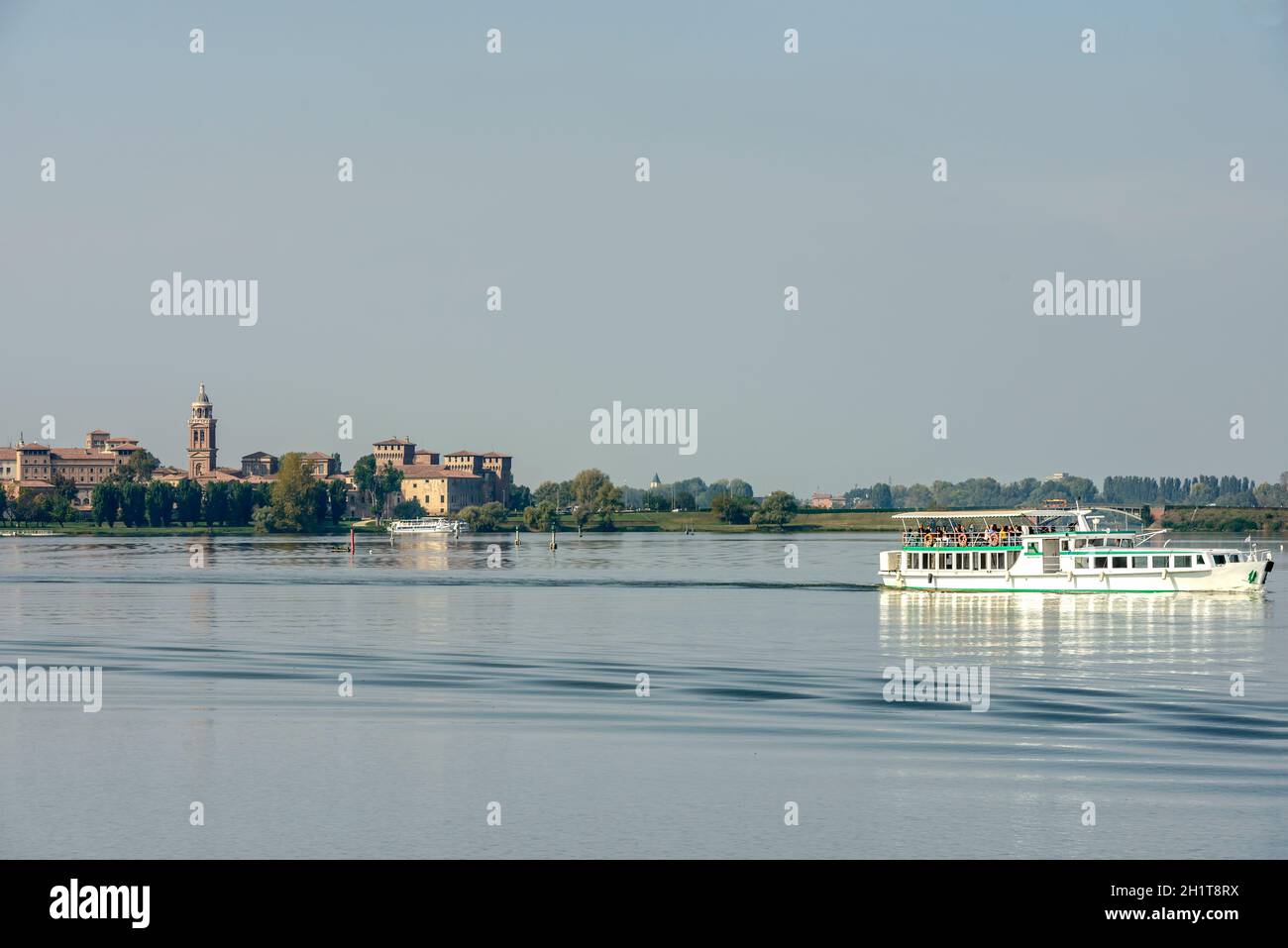 Vue de la croisière touristique sur le lac Mincio avec le palais Gonzaga Ducale en arrière-plan, tourné dans la lumière du soleil d'automne à Mantua, Lomba Banque D'Images