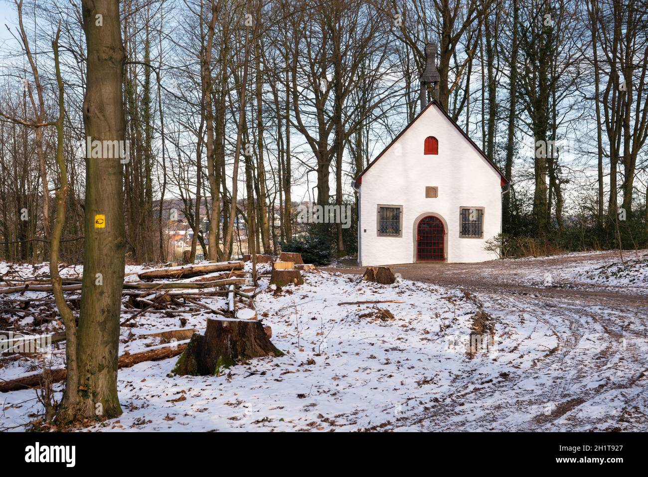 Ancienne chapelle sur le sentier de randonnée de longue distance Bergischer Panoramasteig à proximité de Lindlar en hiver, Allemagne Banque D'Images