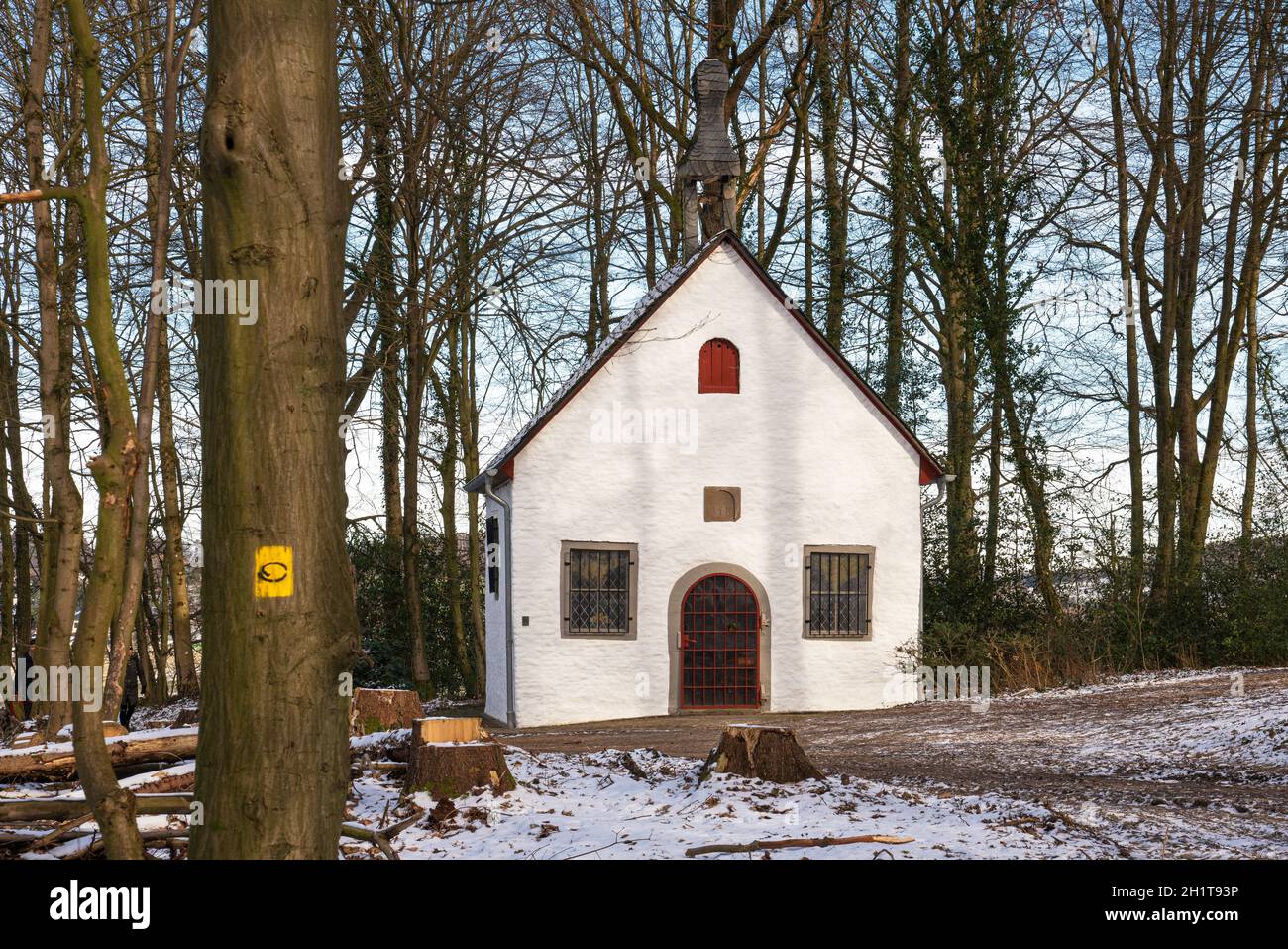 Ancienne chapelle sur le sentier de randonnée de longue distance Bergischer Panoramasteig à proximité de Lindlar en hiver, Allemagne Banque D'Images