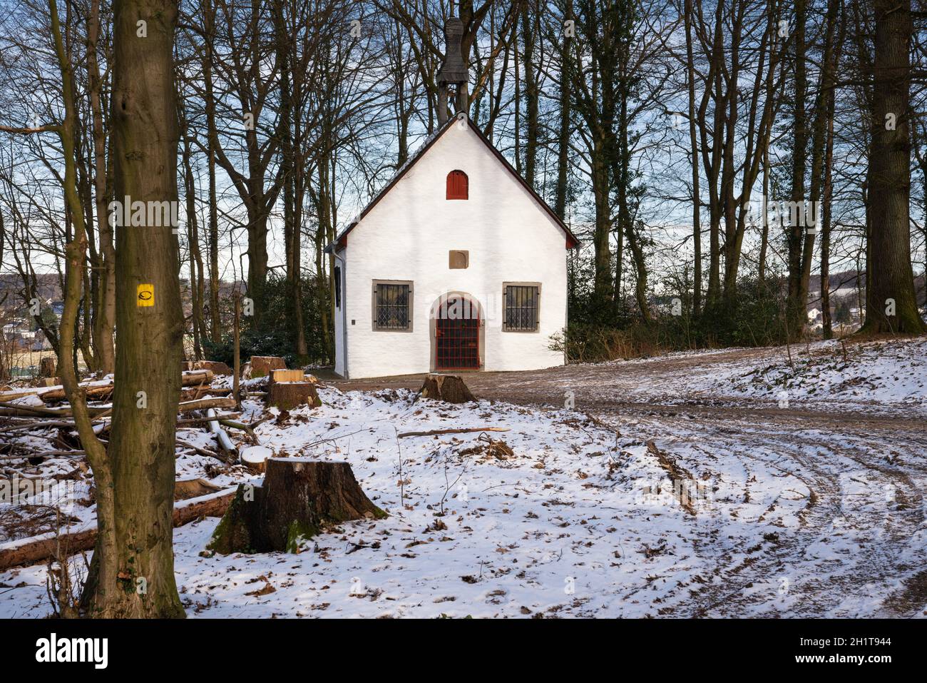 Ancienne chapelle sur le sentier de randonnée de longue distance Bergischer Panoramasteig à proximité de Lindlar en hiver, Allemagne Banque D'Images