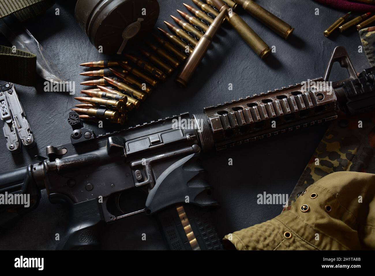 Fusil d'assaut (M4A1) avec munitions sur uniforme de camouflage et équipement militaire pour l'armée, des balles et un magazine Banque D'Images