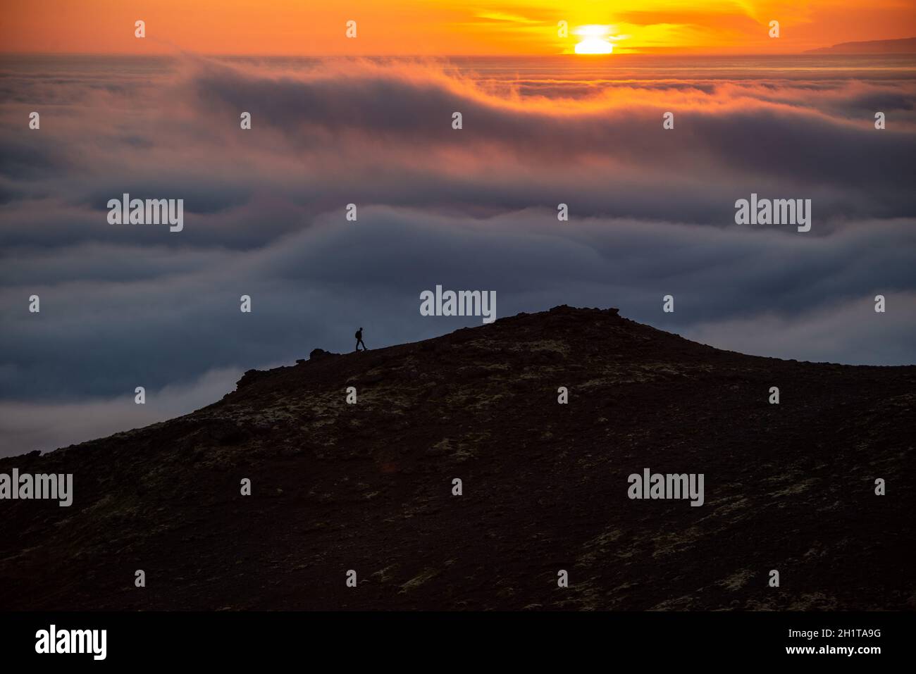Paysage brumeux de rêve au-dessus de la mer de nuages, les montagnes au coucher du soleil en Islande Banque D'Images