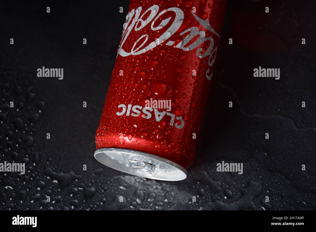 NETANYA, ISRAËL - 6 OCTOBRE 2020:Coca Cola canettes, Coca-Cola est la boisson gazeuse la plus populaire Banque D'Images
