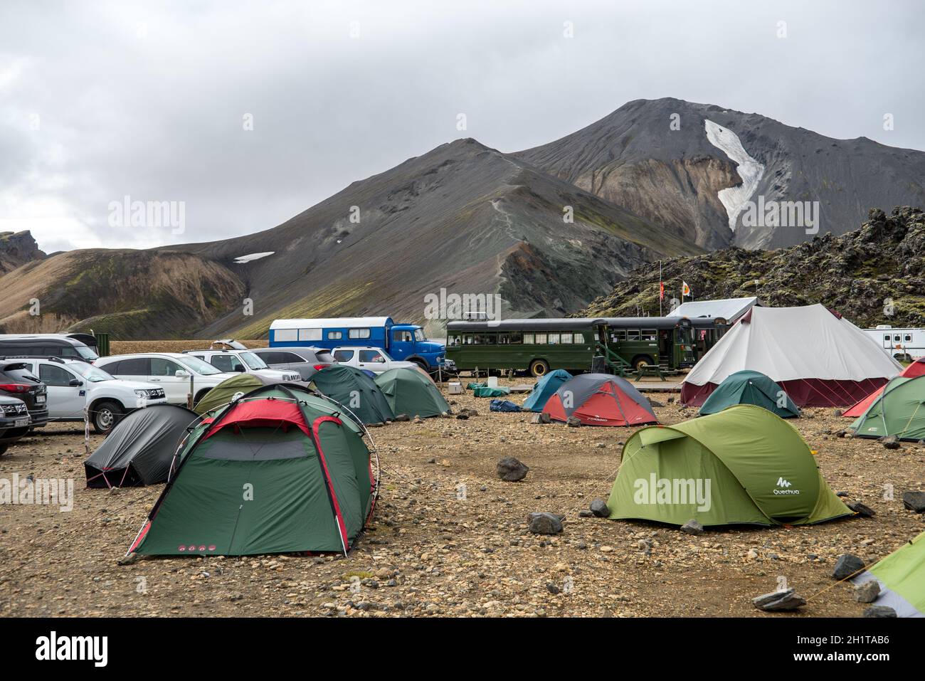 Landmannalaugar, Islande - 30 juillet 2017 : camp de tourisme dans les montagnes volcaniques de Landmannalaugar dans la réserve naturelle de Fjallabak. Islande Banque D'Images