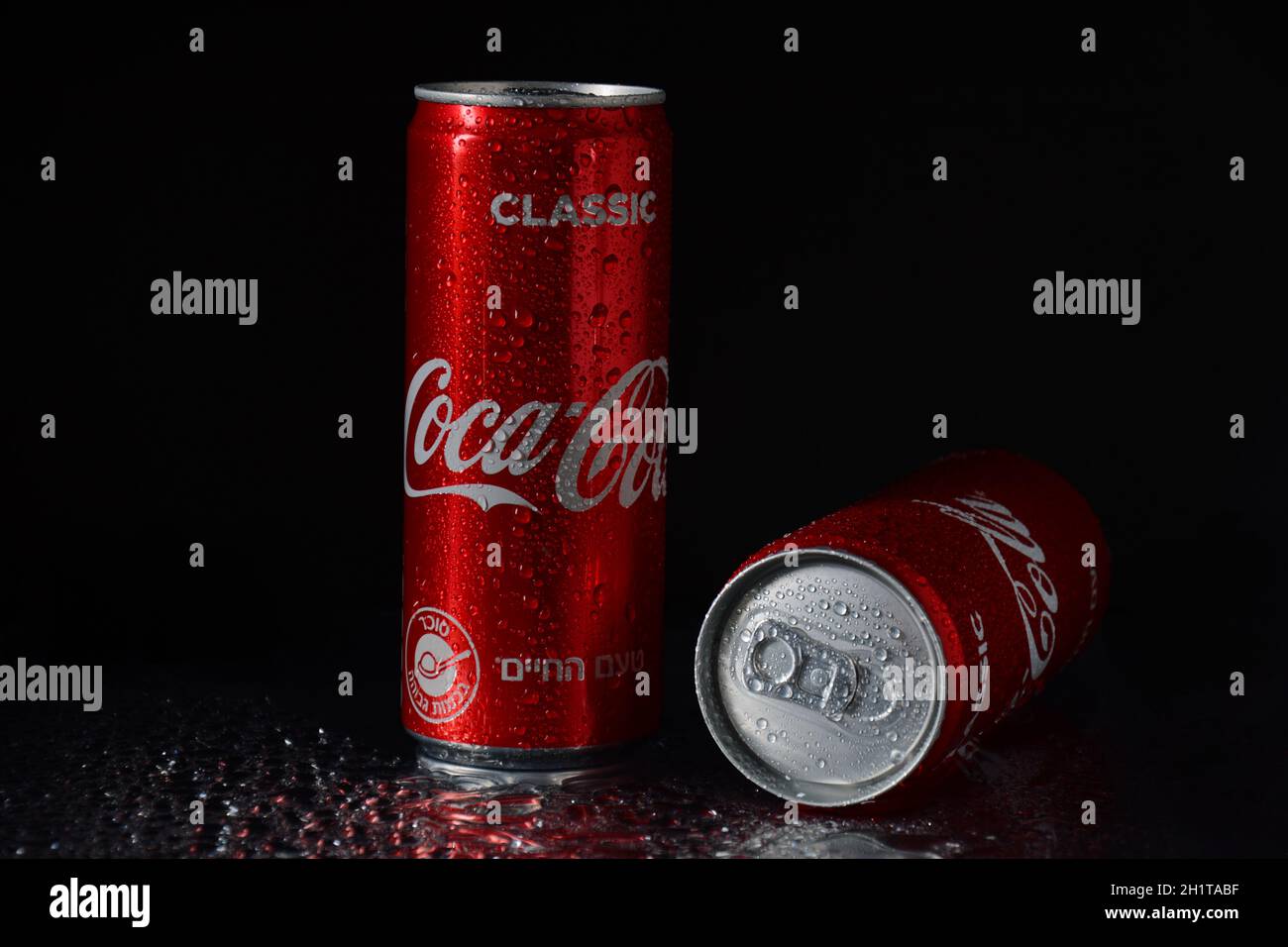 NETANYA, ISRAËL - 6 OCTOBRE 2020:Coca Cola canettes, Coca-Cola est la boisson gazeuse la plus populaire Banque D'Images