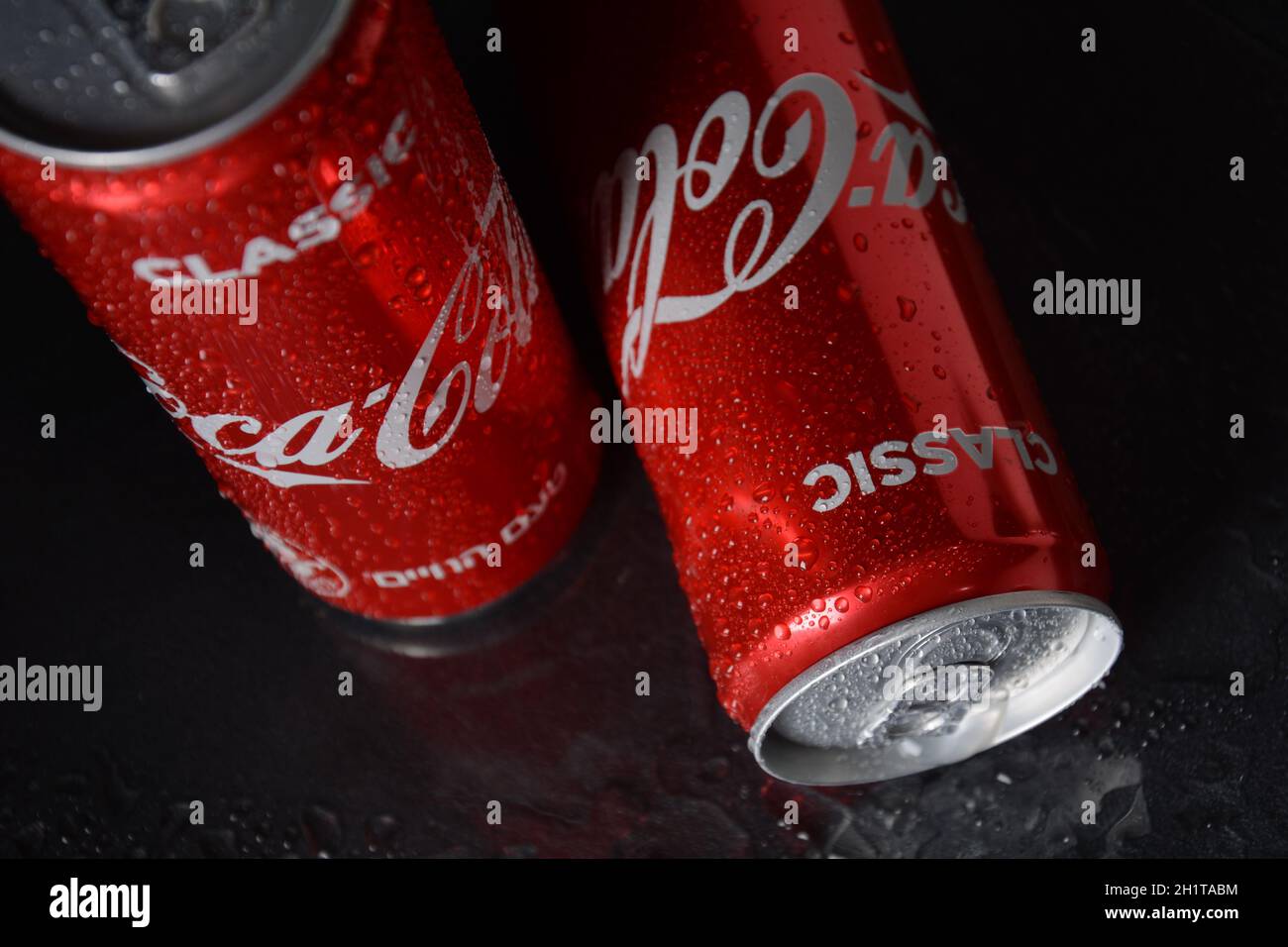 NETANYA, ISRAËL - 6 OCTOBRE 2020:Coca Cola canettes, Coca-Cola est la boisson gazeuse la plus populaire Banque D'Images