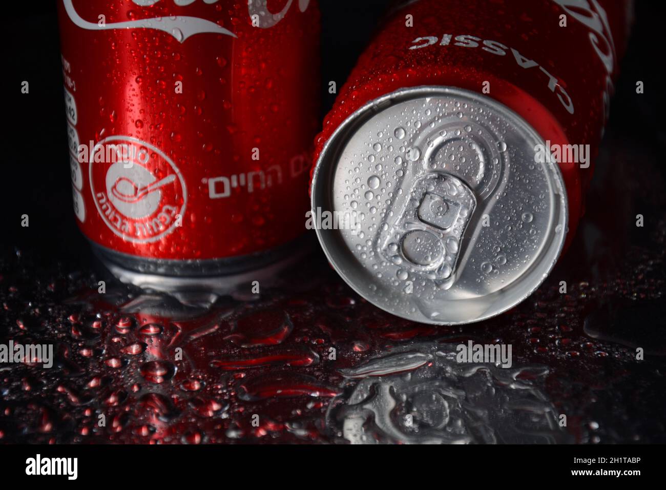 NETANYA, ISRAËL - 6 OCTOBRE 2020:Coca Cola canettes, Coca-Cola est la boisson gazeuse la plus populaire Banque D'Images