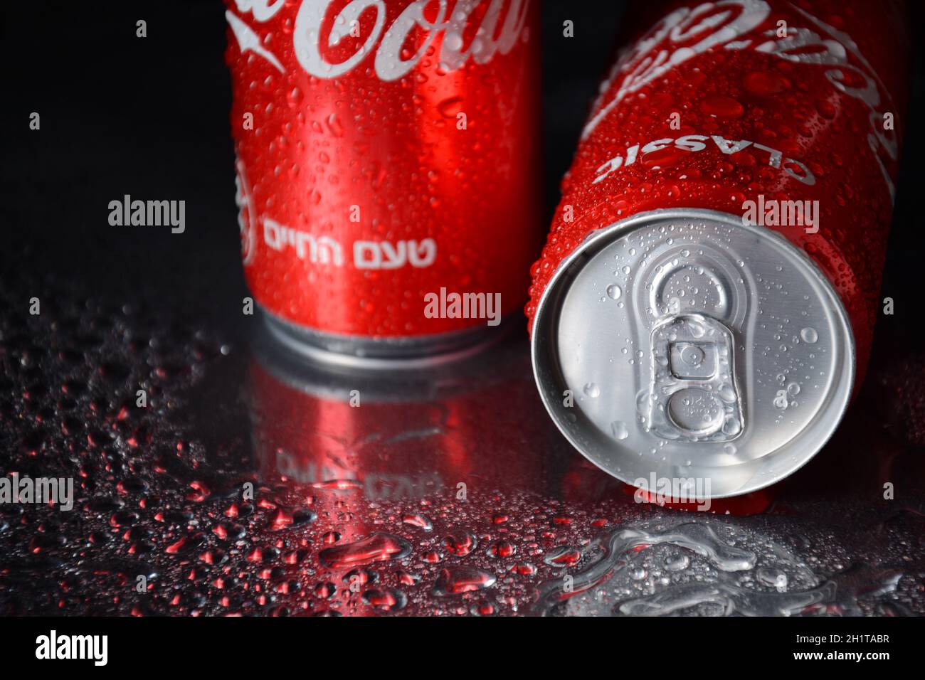 NETANYA, ISRAËL - 6 OCTOBRE 2020:Coca Cola canettes, Coca-Cola est la boisson gazeuse la plus populaire Banque D'Images
