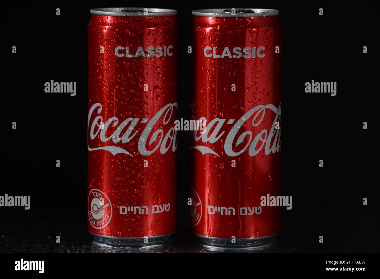 NETANYA, ISRAËL - 6 OCTOBRE 2020:Coca Cola canettes, Coca-Cola est la boisson gazeuse la plus populaire Banque D'Images