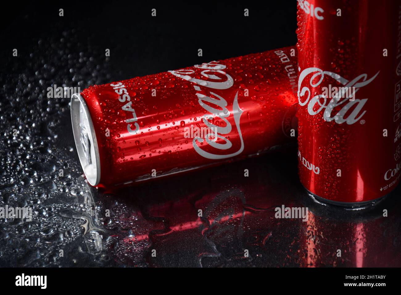 NETANYA, ISRAËL - 6 OCTOBRE 2020:Coca Cola canettes, Coca-Cola est la boisson gazeuse la plus populaire Banque D'Images