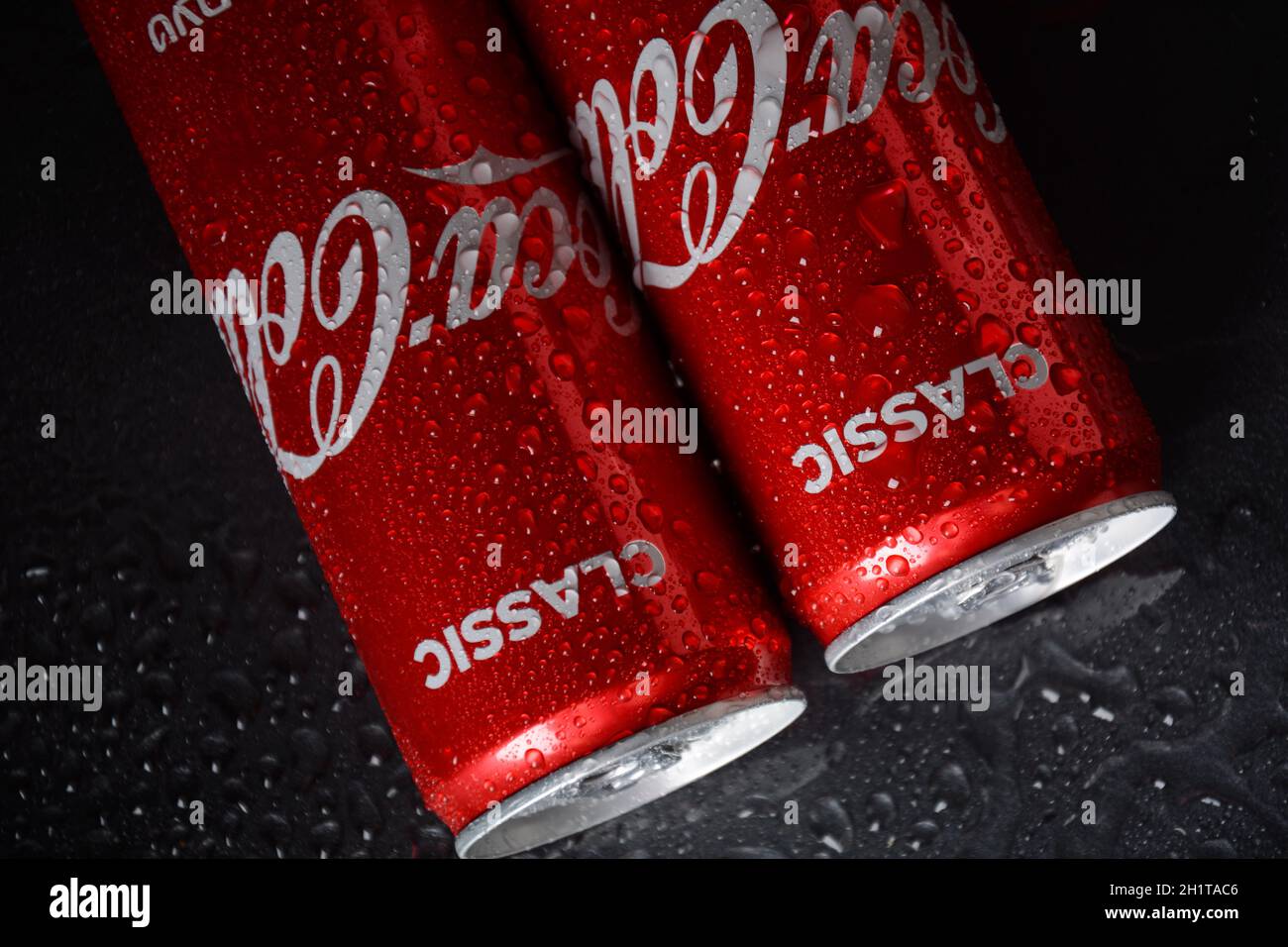NETANYA, ISRAËL - 6 OCTOBRE 2020:Coca Cola canettes, Coca-Cola est la boisson gazeuse la plus populaire Banque D'Images