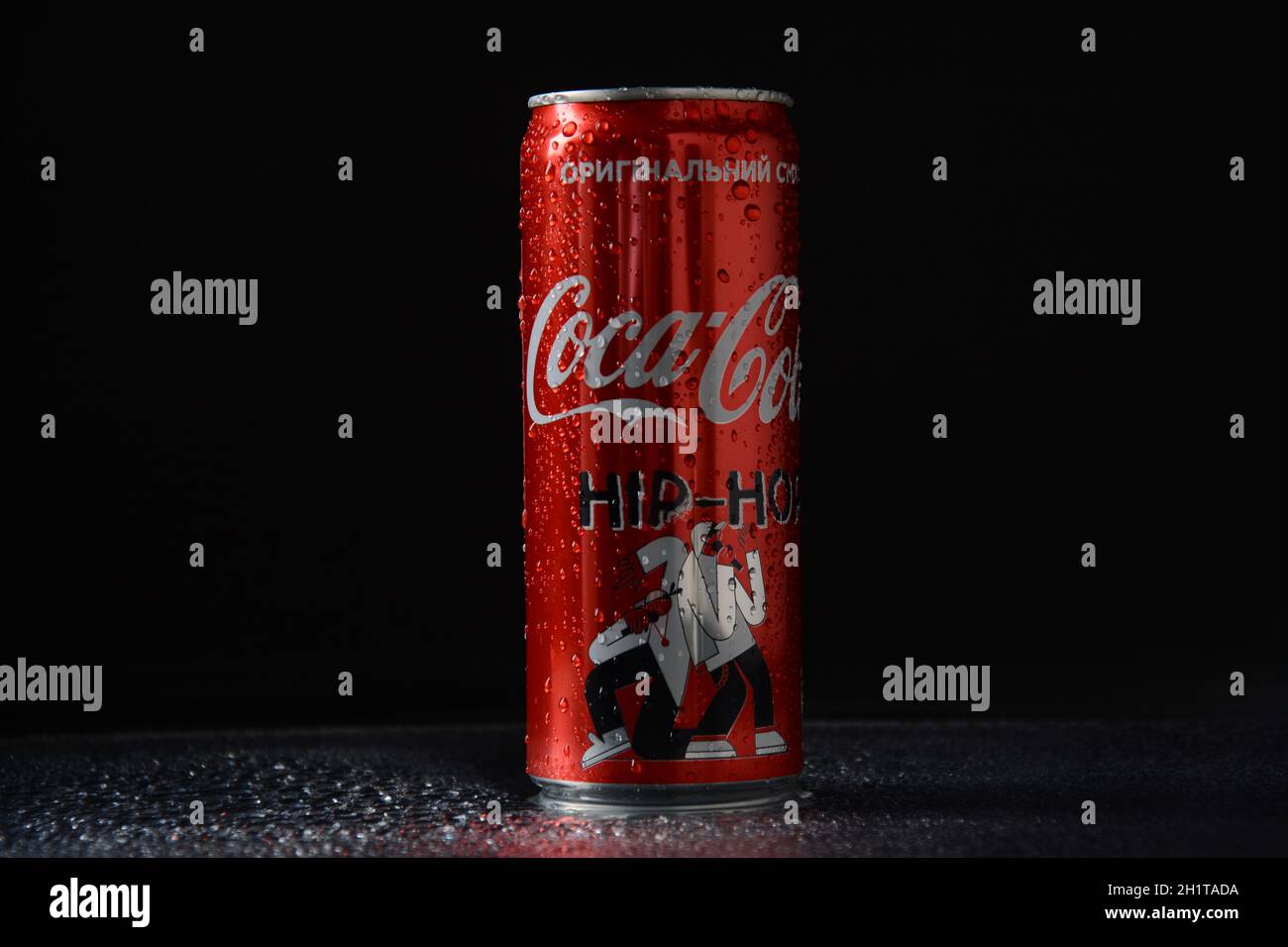 NETANYA, ISRAËL - 23 OCTOBRE 2020 : boîtes Coca Cola fabriquées en Ukraine, vendues en Israël. Le coke est la boisson gazeuse la plus populaire Banque D'Images